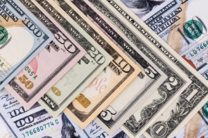 Überlappende US-Dollar-Banknoten zu 1, 2, 5, 10, 20, 50 und 100 Dollar