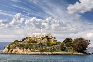Alcatraz Island mit ehemaligem Gefängnis und dramatischen Wolken über der Bay