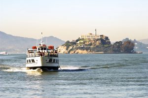 Fähre vor Alcatraz Island auf dem Weg durch die San Francisco Bay