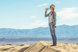 Eine ausreichende Wasserversorgung ist unerlässlich. Es wird empfohlen, mindestens vier Liter Wasser pro Person und Tag mitzuführen.