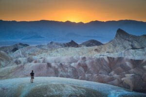 Im Death-Valley-Nationalpark kann man wandern, allerdings erfordert das Wandern in diesem Gebiet aufgrund der extremen Bedingungen besondere Vorsichtsmaßnahmen und Planung.