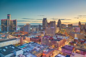 Downtown Detroit bei Dämmerung: Skyline mit Renaissance Center und Wolkenkratzern