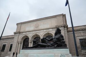 Eingang des Detroit Institute of Arts (DIA) in Midtown Detroit mit Skulptur davor
