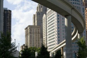 Detroit People Mover: Hochbahntrasse zwischen Gebäuden in Downtown Detroit