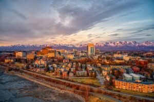Anchorage ist die größte Stadt in Alaska, USA, und dient als wirtschaftliches und kulturelles Zentrum des Bundesstaates.