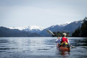 Mit seiner weitläufigen Küstenlinie, zahlreichen Flüssen, Seen und Fjorden ist Alaska ideal für Kajakabenteuer.