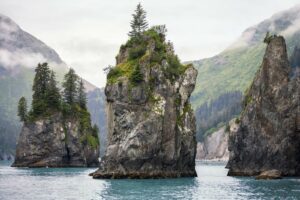 Der Kenai Fjords National Park in Alaska ist bekannt für seine beeindruckende Küstenlandschaft mit Gletschern und Fjorden.