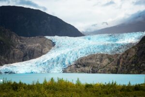Der Mendenhall-Gletscher ist ein beeindruckender Gletscher in der Nähe von Juneau, der Hauptstadt Alaskas.