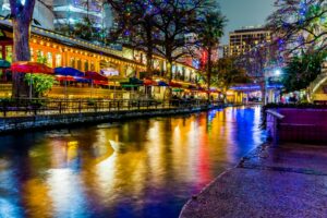 Der San Antonio River Walk ist ein wesentlicher Bestandteil des kulturellen und sozialen Lebens in San Antonio und zieht jährlich Millionen von Besuchern an.
