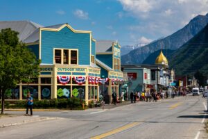 Skagway ist eine kleine historische Stadt im südöstlichen Alaska, bekannt für ihre Rolle während des Klondike-Goldrausches Ende des 19. Jahrhunderts.
