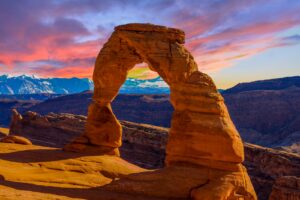 Der Arches-Nationalpark ist ein US-amerikanischer Nationalpark im Osten von Utah, bekannt für seine beeindruckende Landschaft geologischer Formationen.