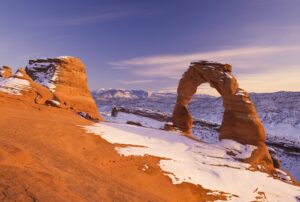 Obwohl die Wintermonate im Arches Nationalpark kühl sein können, bieten sie dennoch eine wunderschöne und weniger überlaufene Kulisse.