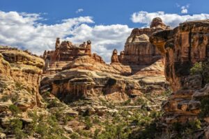 Der Canyonlands-Nationalpark ist ein weitläufiges Naturschutzgebiet im südöstlichen Utah, das für seine dramatischen Wüstenlandschaften bekannt ist.