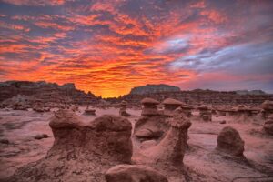 Der Goblin Valley State Park ist ein staatlicher Park in Utah, USA, bekannt für seine faszinierenden geologischen Formationen.