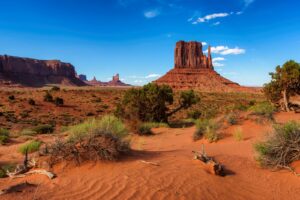 Die Landschaft von Monument Valley ist geprägt durch markante Tafelberge und zahlreiche massive rote Sandsteinformationen.