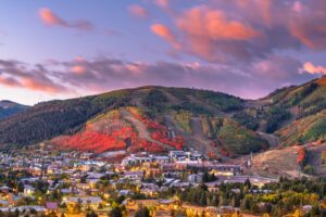 Park City ist eine Stadt in Utah, USA, die vor allem für ihre Ski-Resorts und ihre Rolle als Austragungsort bei den Olympischen Winterspielen 2002 bekannt ist.