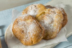 Utah Scones sind in Utah weit verbreitet und werden oft in Restaurants, Diners, Cafés und sogar auf Festivals und Märkten serviert.
