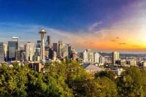 Skyline von Seattle mit Space Needle bei Sonnenuntergang