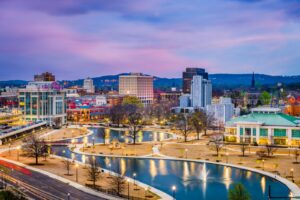 Downtown Huntsville mit Big Spring Park und beleuchteten Gebäuden bei Abenddämmerung