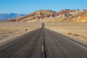 Death Valley ist bekannt für seine extremen Temperaturen. Es ist einer der heißesten Orte der Erde.
