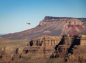 Helikopterflüge im Grand Canyon bieten eine einmalige Gelegenheit, die grandiose Landschaft aus einer spektakulären Perspektive zu erleben,.