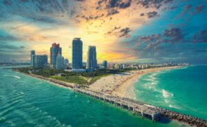 Miami ist ein beliebtes Reiseziel, bekannt für ihre Strände, luxuriösen Hotels, lebendigen Nachtleben und kulturellen Veranstaltungen.