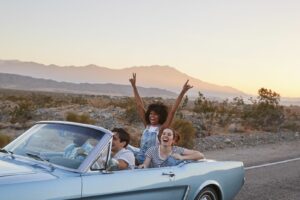 Ein Roadtrip in den USA ist ein ikonisches und beliebtes Reiseerlebnis, das Reisende aus aller Welt anzieht.