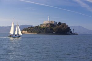 Segelboot vor Alcatraz Island in der San Francisco Bay