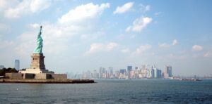 Freiheitsstatue im New Yorker Hafen mit Manhattan Skyline in der Ferne