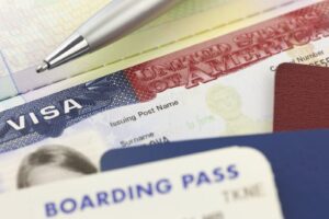 US-Visum im Reisepass mit Bordkarte und Kugelschreiber zur Reisevorbereitung
