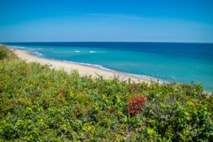 Marconi Beach in der Cape Cod National Seashore, Massachusetts, mit weiten Sanddünen, steilen Klippen und Blick auf den Atlantik.