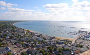 Blick über Provincetown, Massachusetts, mit bunten Häusern und der malerischen Küstenlandschaft.