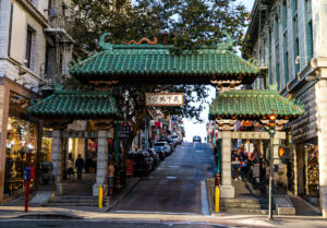 Dragon’s Gate – Eingangstor zum Chinatown-Viertel mit traditioneller chinesischer Architektur.