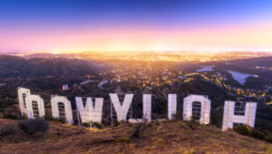 Rückseite des Hollywood Sign hoch über Los Angeles bei Dämmerung