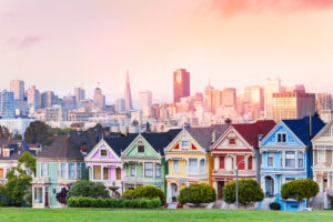 Skyline von San Francisco mit den farbenfrohen viktorianischen Häusern der Painted Ladies im Vordergrund.