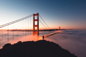 Golden Gate Bridge in San Francisco mit dramatischer Wolkenlandschaft bei Sonnenuntergang.