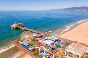 Luftaufnahme des Santa Monica Pier mit Riesenrad und Strand