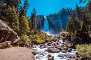 Vernal Falls im Yosemite-Nationalpark bei Sonnenaufgang im Sommer.