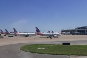 Flugzeuge am Flughafen Dallas/Fort Worth (DFW) – wichtiges Luftfahrt-Drehkreuz in Texas.
