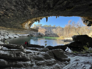 Hamilton Pool bei Austin, Texas – beeindruckende natürliche Felsgrotte mit Wasserfall.