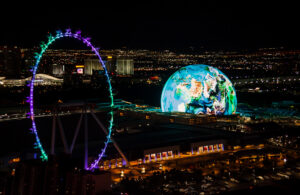 MSG Sphere und High Roller Riesenrad bei Nacht in Las Vegas.