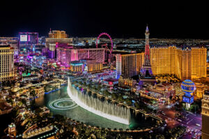 Panoramablick auf den hell erleuchteten Las Vegas Strip bei Nacht – mit Hotels, Casinos und Lichtspiel in der Wüste Nevadas.