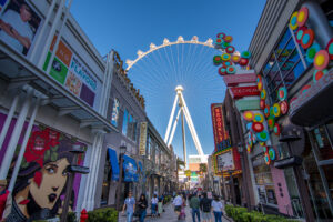 Touristen flanieren bei Sonnenschein durch die LINQ Promenade in Las Vegas.