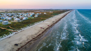 Padre Island - ein weitläufiger Strand, bekannt für Natur, Surfen und Meeresvögel.v