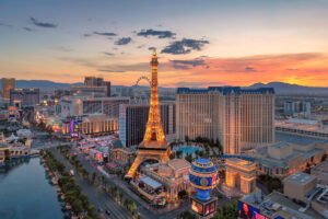 Las Vegas Strip mit Blick auf das Paris Las Vegas Hotel und seinen ikonischen Eiffelturm.