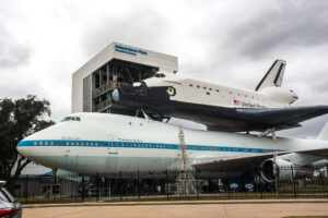 Independence Plaza im Johnson Space Center Houston – Raumfahrtzentrum und beliebtes Ausflugsziel in Texas.