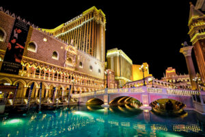 Außenkanal und Rialto-Brücke im Venetian Hotel – Las Vegas-Variante der berühmten Sehenswürdigkeit aus Venedig.