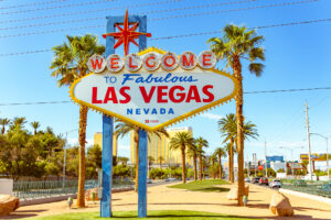 Das berühmte "Welcome to Fabulous Las Vegas"-Schild vor blauem Himmel.