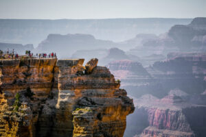 Mather Point mit Blick auf die gewaltige Felslandschaft und farbigen Schichten des Grand Canyon.