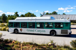 Shuttlebus im Grand Canyon Nationalpark vor einer Haltestelle am South Rim.